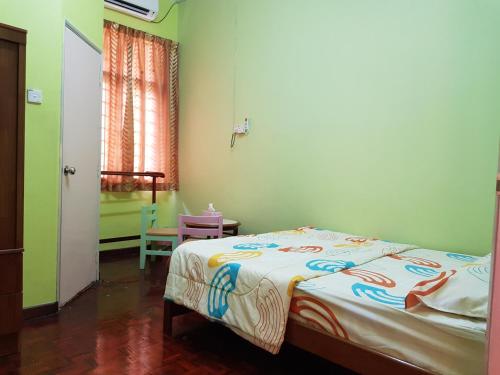 Rúm í herbergi á Homestay Melaka Bukit Beruang