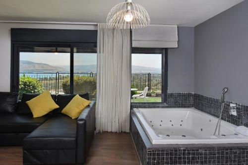 Nespecifikovaný výhled na hory nebo výhled na hory při pohledu z chaty