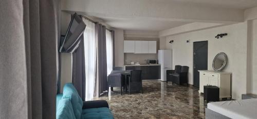 uma sala de estar com um sofá azul e uma cozinha em Diamonds in the Sky em Costinesti