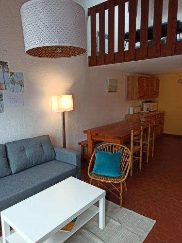 un salon avec un canapé et une table dans l'établissement Charmante villa patio proche de l'océan, à Seignosse