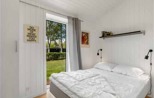 Habitación blanca con cama y ventana en Amazing Home In rsted With House Sea View en Kare