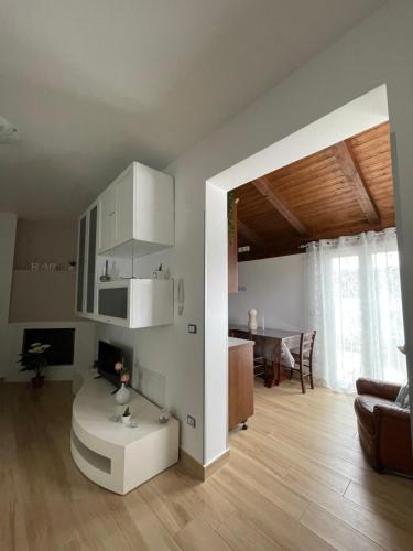 een woonkamer met een bank en een tafel bij Home Fiori d’Angelo in Agropoli