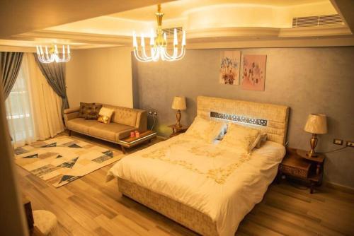 Postel nebo postele na pokoji v ubytování Jood Residences Apartment