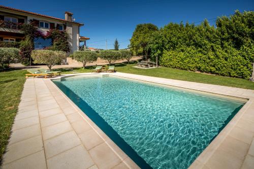 una piscina nel cortile di una casa di La Rosière a Peso da Régua