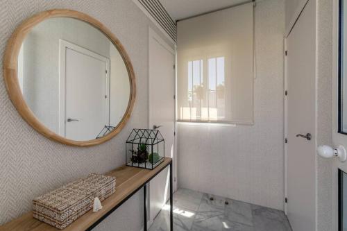 baño con espejo y lavabo en Avanti Alameda Sky Terrace, DISFRUTALO en Sevilla