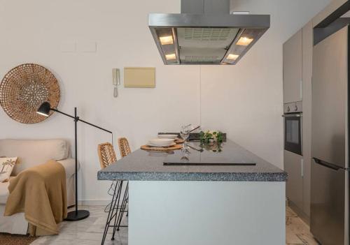 kuchnia z wyspą z blatem w obiekcie Avanti Alameda Sky Terrace, DISFRUTALO w Sewilli