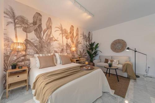 1 dormitorio con 1 cama blanca grande y un mural en Avanti Alameda Sky Terrace, DISFRUTALO en Sevilla