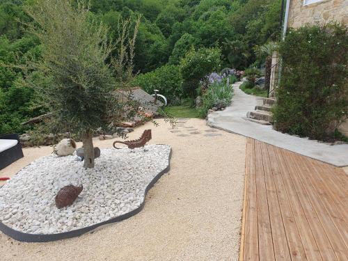 a garden with a bonsai tree and a pathway at Chambres d'hôtes La Storya in Meyras