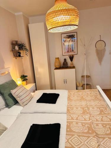 a bedroom with two beds and a chandelier at Schönes 3-Zimmer-Apartment in Bremen-Findorff Nähe HBF, Zentrum, Messegelände in Bremen