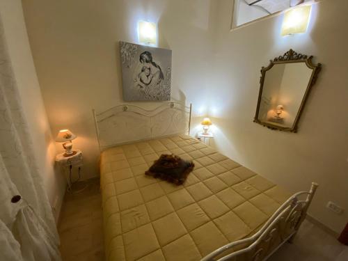 マテーラにあるCasa Vacanze Cosmaのベッドルーム1室(鏡、照明付)