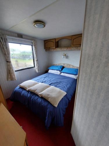 a bed in the middle of a small room at Braemar Equestrian, East Riding of Yorkshire in Burton Pidsea