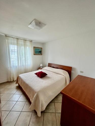 - une chambre avec un grand lit et une table dans l'établissement La casa di Tamara, à Torre del Lago Puccini
