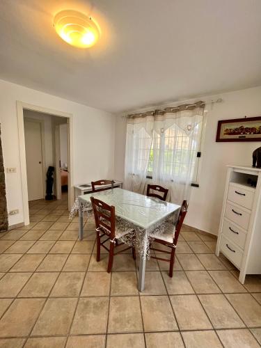 - une salle à manger avec une table et des chaises dans l'établissement La casa di Tamara, à Torre del Lago Puccini