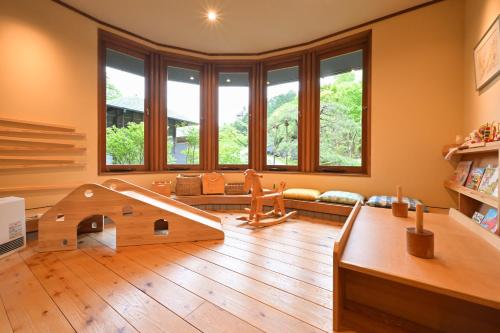 a living room with a dog house on the floor at taishoukaku in Hanno