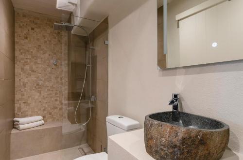 een badkamer met een stenen wastafel en een douche bij Afluencia Complex Studio No1 in Naousa