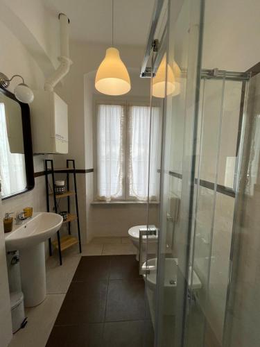 ein Bad mit einer Glasdusche und einem Waschbecken in der Unterkunft Trainspot Apartment in La Spezia