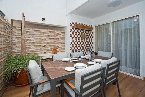 jadalnia ze stołem i krzesłami w obiekcie Beautiful and Quiet Family Townhouse in Great Location w Marbelli