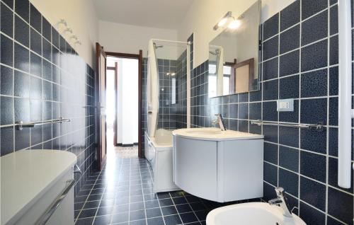 La salle de bains est pourvue d'un lavabo, de toilettes et d'un miroir. dans l'établissement Amazing Apartment In Recco With Kitchen, à Recco