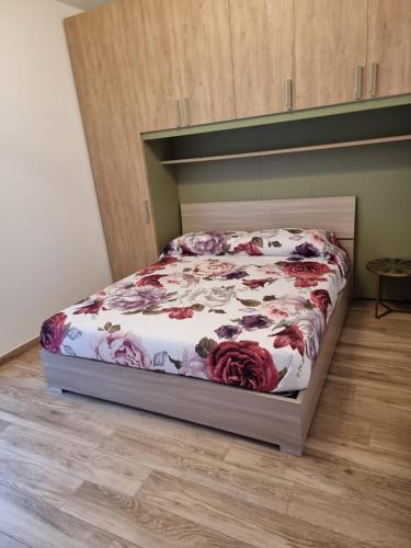 a bedroom with a bed with flowers on it at Suite Vittoria in Ortona