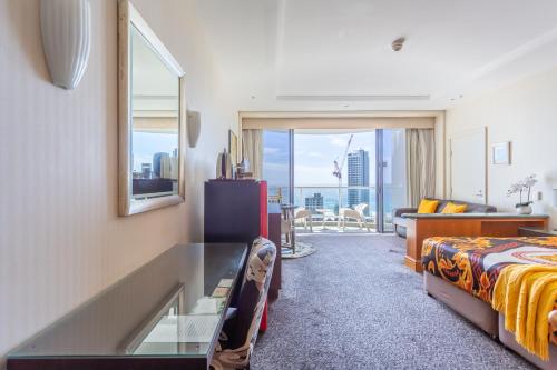 Postel nebo postele na pokoji v ubytování Luxury Privately Owned Ocean View Studio Apartments at O4KS Gold Tower