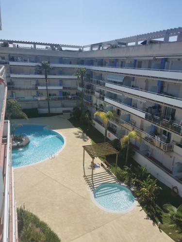 Atico of 3 rooms, total 130m² just for you with a 60 m² terrace, swimming pool, mountain and marina view.