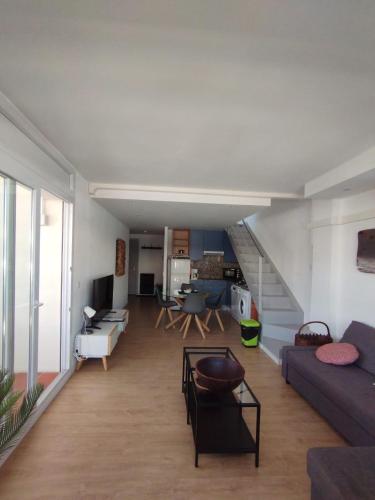 Atico of 3 rooms, total 130m² just for you with a 60 m² terrace, swimming pool, mountain and marina view.