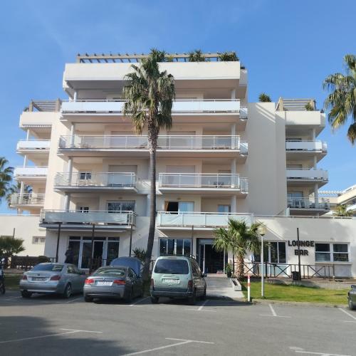 Atico of 3 rooms, total 130m² just for you with a 60 m² terrace, swimming pool, mountain and marina view.