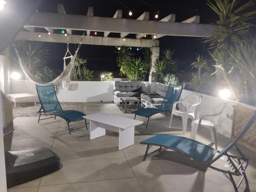 Posedenie v ubytovaní Atico of 3 rooms, total 130m² just for you with a 60 m² terrace, swimming pool, mountain and marina view.