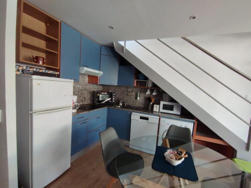 Atico of 3 rooms, total 130m² just for you with a 60 m² terrace, swimming pool, mountain and marina view.