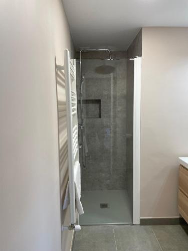 a bathroom with a shower with a glass door at Morella, confort y excelentes vistas Casa Joanes in Morella