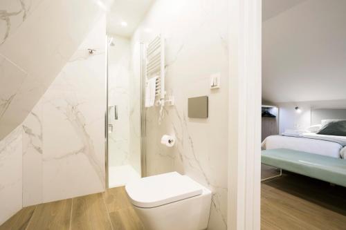 łazienka z toaletą, prysznicem i łóżkiem w obiekcie Villa Carmen by Basquelidays w mieście Hondarribia