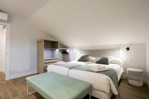 sypialnia z 2 łóżkami i zielonym stołem w obiekcie Villa Carmen by Basquelidays w mieście Hondarribia