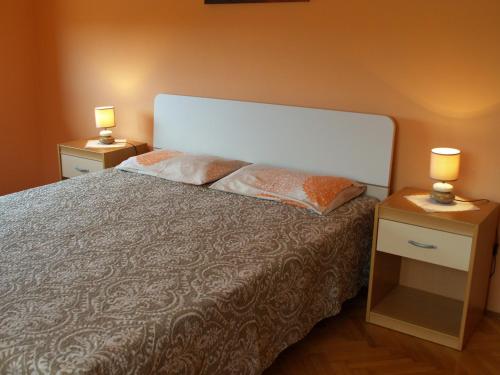 1 dormitorio con 1 cama grande y 2 mesitas de noche en Apartments Frank, en Rovinj