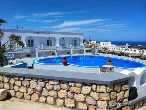 uma piscina em frente a uma villa em Agapi Villas em Karterados