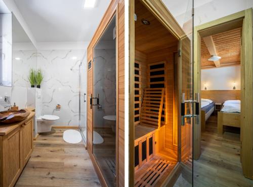 ein Bad mit einer Dusche und einem WC sowie ein Schlafzimmer in der Unterkunft Apartments Srdiecko-Chopok-Sauna in Smaller apt-Views-Hiking-Fire place-Kids corner in Tale