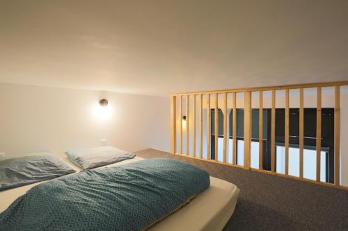 une chambre avec un lit et un balcon dans l'établissement Superbe appartement Hamelin Paris 16eme, à Paris