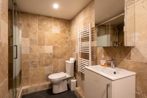 une salle de bain avec toilettes et lavabo dans l'établissement Superbe appartement Hamelin Paris 16eme, à Paris