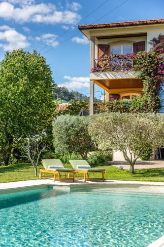 a house with a swimming pool in front of a house at La Rosière in Peso da Régua