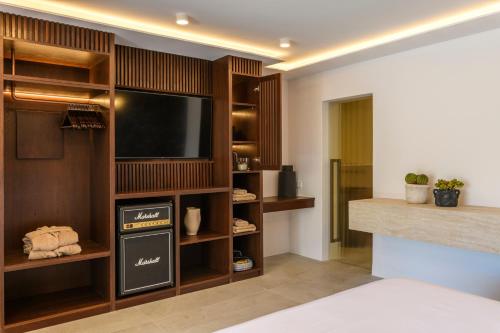 Μια τηλεόραση ή/και κέντρο ψυχαγωγίας στο Charisma Hotel and Wellness Club
