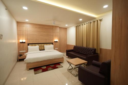 Hotel Pradeep Star Inn في جوراكبور: غرفه فندقيه بسرير واريكه