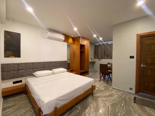 Una cama o camas en una habitación de Luxe Inn