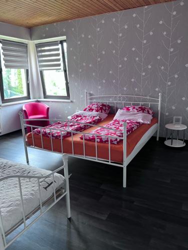 Postel nebo postele na pokoji v ubytování Ferienwohnung Bella in Heidenau bei Dresden
