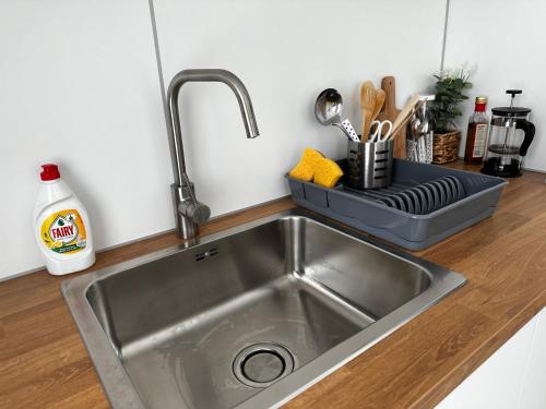 un bancone della cucina con lavandino in cucina di Oxygen studio a Jupiter