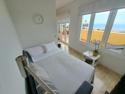 ein Krankenhauszimmer mit einem Bett und einer Uhr an der Wand in der Unterkunft La Casita del Arco Ático in San Pedro