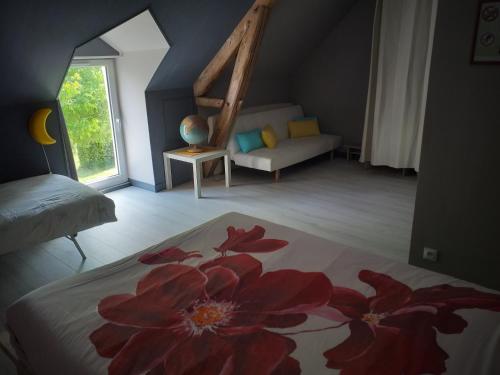 een slaapkamer met een bed met een rode bloem erop bij pastelle in Contres