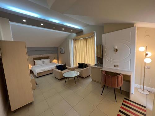 pokój hotelowy z łóżkiem i salonem w obiekcie Aleksandar Villa & Spa w Ochrydzie