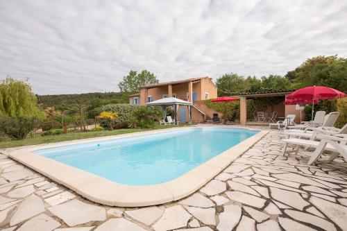 - une piscine avec une terrasse et une maison dans l'établissement Le Mas du Miel d'Or, 12 pers, au coeur du Luberon, air-conditionné, piscine, propriété de 5000 m2, à Villars