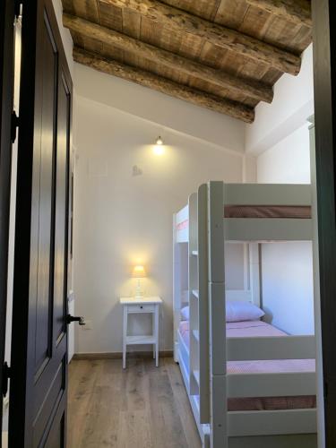 una habitación con dos literas y una mesa en La Casa de los Molineros, en Albarracín