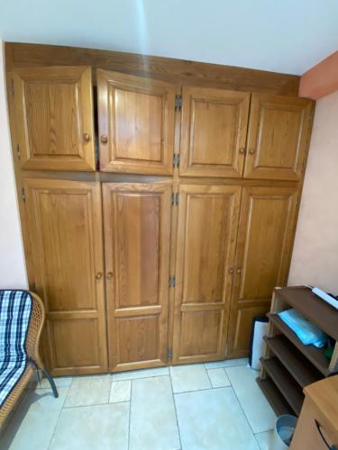 une chambre avec des armoires en bois dans l'établissement Chambre d'hôte La Blénie, à Gignac