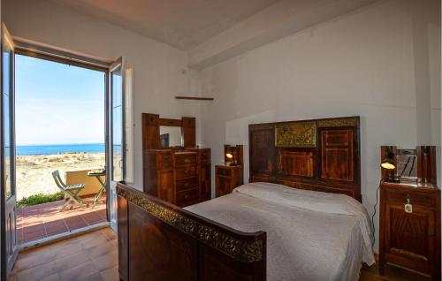 - une chambre avec un lit et une vue sur la plage dans l'établissement Cozy Apartment In Donnalucata With Kitchen, à Donnalucata